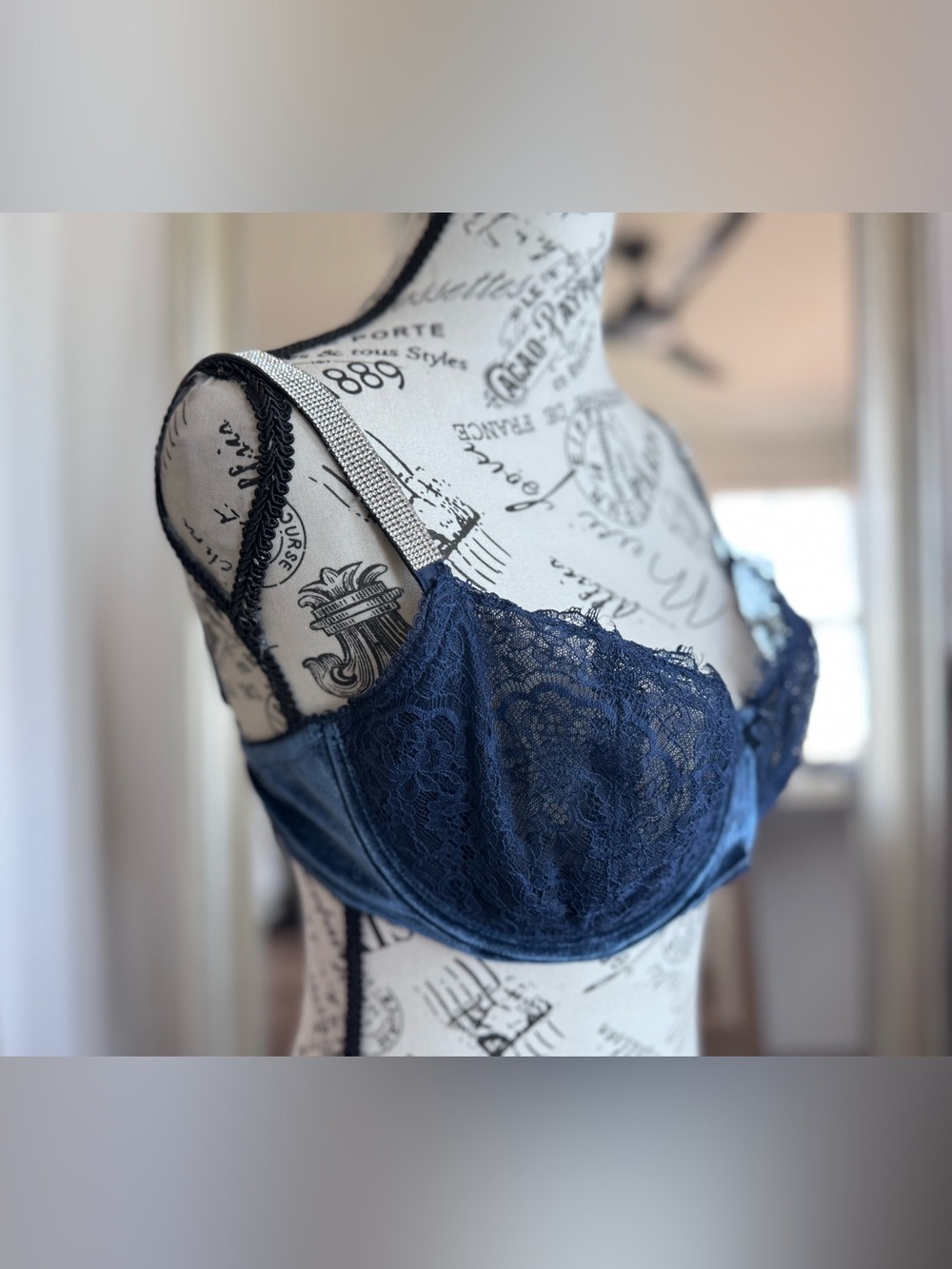 Victoria’s Secret Lace & Velvet Bra Rhinestones Bling Lace Size 36DD